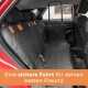 Schwarze, gesteppte Haustiersitzbezug im Rücksitz eines Autos mit orangefarbenen Clips, mit dem Text 'Eine sichere Fahrt für deinen besten Freund' am unteren Rand.