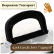 Nahaufnahme des schwarzen Griffs am durchsichtigen Deckel der Transportbox, Text: 'Bequemer Transport' und 'dank handlichem Tragegriff'.