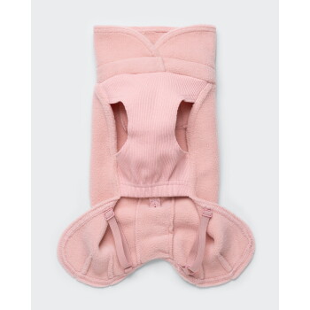 Rosa Fleece-Hundejacke mit geripptem Brustbesatz und verstellbaren Bauchriemen, flach auf weißem Hintergrund ausgelegt