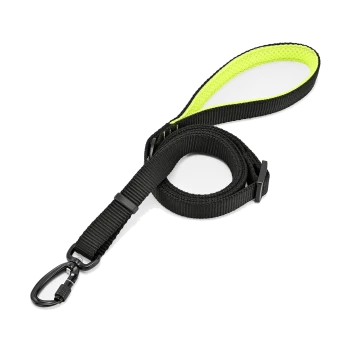 Schwarze Nylon-Hundeleine mit gepolstertem neon-gelbem Schlaufenhandgriff und Metallkarabinerhaken vor weißem Hintergrund