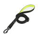 Schwarze Nylon-Hundeleine mit gepolstertem neon-gelbem Schlaufenhandgriff und Metallkarabinerhaken vor weißem Hintergrund
