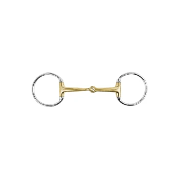 Ein glänzendes, gold- und silberfarbenes Pferdegebiss mit zwei Ringen an jedem Ende, vor einem weißen Hintergrund präsentiert.