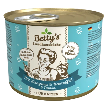Dose von Betty's Landhausküche Katzenfutter mit Känguru und Kartoffel, eine Frau beim Kochen und eine Katze. Text: "Extra viel Fleisch" und "Für Katzen."