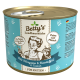 Dose von Betty's Landhausküche Katzenfutter mit Känguru und Kartoffel, eine Frau beim Kochen und eine Katze. Text: "Extra viel Fleisch" und "Für Katzen."