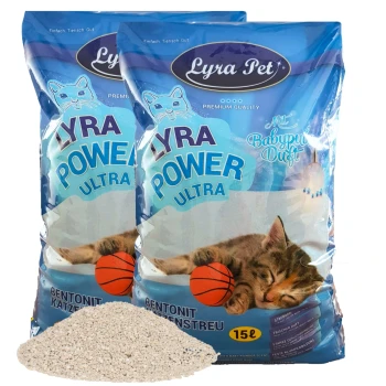 Zwei Säcke Lyra Pet Power Ultra Katzenstreu, mit einem verspielten Kätzchen und einem Basketball, mit einem Haufen Streu davor.