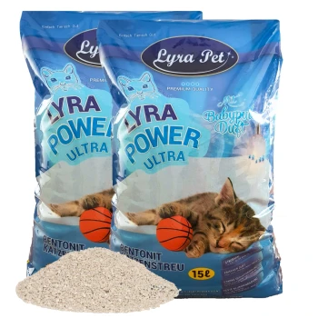 Zwei Säcke Lyra Pet Power Ultra Katzenstreu, mit einem verspielten Kätzchen und einem Basketball, mit einem Haufen Streu davor.