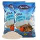 Zwei Säcke Lyra Pet Power Ultra Katzenstreu, mit einem verspielten Kätzchen und einem Basketball, mit einem Haufen Streu davor.