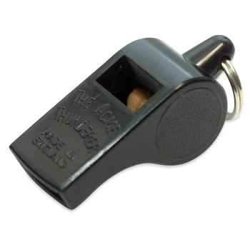 Schwarze Kunststoffpfeife mit Metallring, geprägter Text "THE ACME THUNDERER MADE IN ENGLAND" an der Seite sichtbar.