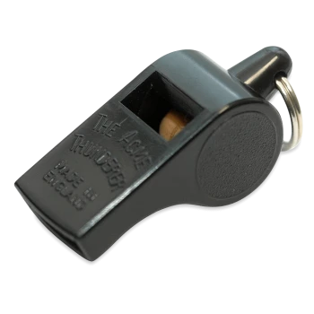 Schwarze Kunststoffpfeife mit Metallring, geprägter Text "THE ACME THUNDERER MADE IN ENGLAND" an der Seite sichtbar.