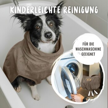 Schwarz-weißer Hund in einem braunen Handtuch eingewickelt in einer Badewanne, Text „Kinderleichte Reinigung“ und „Für die Waschmaschine geeignet“ mit Waschmaschinensymbol.