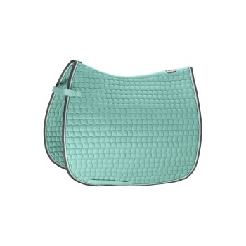 Ein mintgrünes, gestepptes Sattelpad mit schwarzem Rand, das einen Riemen zur Befestigung aufweist, vor einem weißen Hintergrund präsentiert.