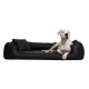 Ein weißer Hund entspannt sich auf einem eleganten schwarzen Haustierbett mit einem kleinen Kissen, das Komfort und Stil zeigt.