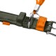 Nahaufnahme eines grünen Lederhalsbands mit orangefarbenen Akzenten, silbernem D-Ring und Schnallen; orangefarbener Anhänger mit der Aufschrift „HUNTER“.