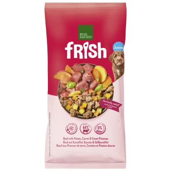 Roter Real Nature frish Junior-Hundefutterbeutel mit Label „NEW - NEU“, Welpenfoto und einer Schüssel mit Rindfleisch, Kartoffel und Karotten; Aufschrift „Rind mit Kartoffel, Karotte & Süßkartoffeln“