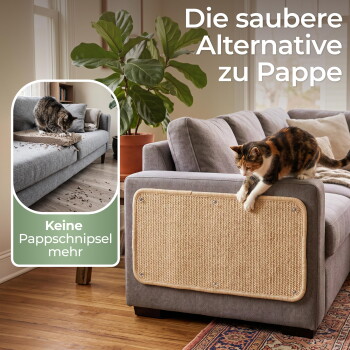 Katze auf dem Sofaarm kratzt an beigem Sisal-Pad; sichtbarer Text: 'Die saubere Alternative zu Pappe — Keine Pappschnipsel mehr.'