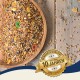 Eine Holzschüssel mit buntem Vogelfutter mit Körnern, Samen und getrockneten Früchten, mit einem goldenen "Beste Qualität"-Abzeichen und "10 Jahre."