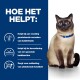 Een Siamees kat met een blauwe halsband zit tegen een blauwe achtergrond. Tekst aan de linkerkant benadrukt de voordelen voor huidgezondheid en voeding.