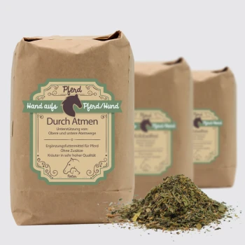 Braune Papiertüte mit der Aufschrift "Durch Atmen" für die Atemunterstützung von Pferden und Hunden, mit einer losen Kräutermischung, die davor ausgekippt ist.