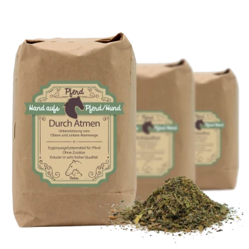 Braune Papiertüte mit der Aufschrift "Durch Atmen" für die Atemunterstützung von Pferden und Hunden, mit einer losen Kräutermischung, die davor ausgekippt ist.