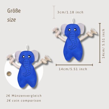 Ein blauer, elefantenförmiger Haustierspielzeug mit grauen Ohren, 14 cm/5,51 Zoll groß, zusammen mit einer 2€-Münze zur Größenvergleichung ausgestellt.