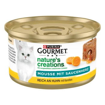 Eine Dose Purina Gourmet Nature's Creations Katzenfutter mit einem Bild einer weißen Katze, beschriftet mit "Mousse mit Saucenherz" und "Reich an Huhn mit Karotten."