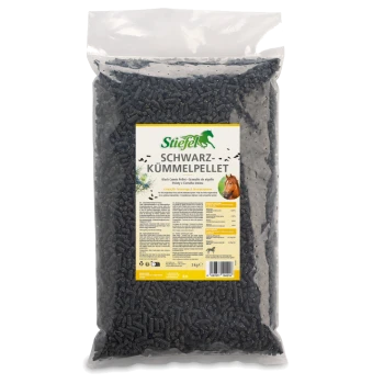 Schwarzkümmelpellets in einer klaren Plastiktüte mit einem Etikett, das ein Pferd zeigt, Produktname "Schwarzkümmel Pellet" und Nährwertangaben.