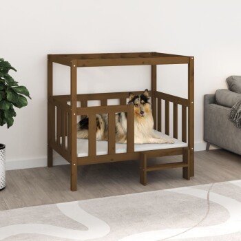Ein Holzhaustierbett mit einem erhöhten Design, mit einem weichen Kissen, und einem Hund, der darin entspannt. Im Hintergrund sind eine Topfpflanze und ein Sofa sichtbar.