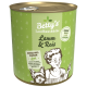 Grüne Hundefutterdose mit der Aufschrift "Betty's Landhausküche Lamm & Reis," mit einer Koch- und Hundillustration. Hebt "extra viel Fleisch" und "getreidefrei" hervor.
