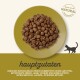 Schüssel mit Katzenfutterpellets auf einem grünen Teller, mit Text, der die Hauptzutaten auflistet: Huhn, Erbsen, Lamm, Vitamine und Mineralien.