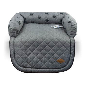 Grau gefüttertes Haustierbett mit gestepptem Design und erhöhten Seiten, mit einem kleinen braunen Logoetikett auf der Vorderseite.