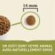 Gros plan sur un morceau de croquette de 14 mm dans un bol, avec le texte : "UN GOÛT DONT VOTRE ANIMAL AURA NATURELLEMENT ENVIE."