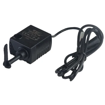 Pompe à eau submersible avec un boîtier noir et un cordon d'alimentation attaché, conçue pour une utilisation dans un aquarium ou un étang.