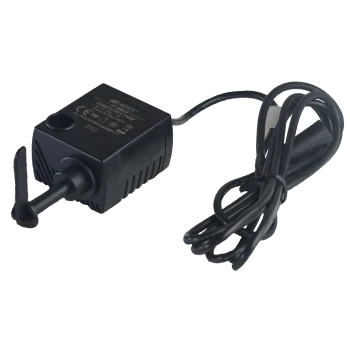 Pompe à eau submersible avec un boîtier noir et un cordon d'alimentation attaché, conçue pour une utilisation dans un aquarium ou un étang.