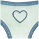Nahaufnahme eines hellgrünen Haustiergeschirrs mit einem blauen gestickten Herzdesign und kontrastierenden Nähten entlang der Kanten.