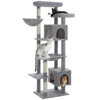 Ein grauer mehrstöckiger Kratzbaum für Katzen mit einer schwarzen Katze oben, einer grauen Katze auf einem mittleren Regal und einer orangefarbenen Katze in einem unteren Fach.