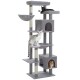 Ein grauer mehrstöckiger Kratzbaum für Katzen mit einer schwarzen Katze oben, einer grauen Katze auf einem mittleren Regal und einer orangefarbenen Katze in einem unteren Fach.