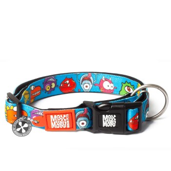 Blaues Haustierhalsband mit bunten Cartoon-Monstern, schwarzer Schnalle, Metallring und "Max & Molly Urban Pets" Logoanhängern.
