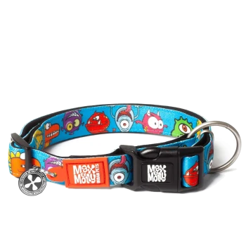 Blaues Haustierhalsband mit bunten Cartoon-Monstern, schwarzer Schnalle, Metallring und "Max & Molly Urban Pets" Logoanhängern.