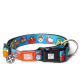 Blaues Haustierhalsband mit bunten Cartoon-Monstern, schwarzer Schnalle, Metallring und "Max & Molly Urban Pets" Logoanhängern.