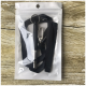 Ein schwarzer Haustiertrainings-Klicker mit einem Lanyard, verpackt in einer klaren Plastiktüte, auf einer Holzoberfläche liegend.