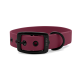 Ein burgunderfarbener Hundehalsband mit einer schwarzen Metallschnalle und D-Ring, mit dem eingravierten Text 'THE DOG IDEA' auf der Schnalle.