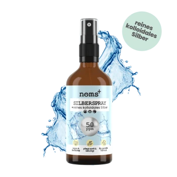 Braune Sprühflasche mit der Aufschrift "noms+ SILBERSPRAY +reines kolloidales Silber 50 ppm" vor Wasser-Spritzhintergrund und Text "reines kolloidales Silber".
