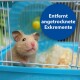 Eine Nahaufnahme eines neugierigen Hamsters, der aus seinem blauen Käfig schaut, mit einer Sprechblase, die besagt: "Entfernt angetrocknete Exkremente."