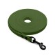 Grüne Haustierleine, ordentlich aufgerollt, mit einem schwarzen Metallclip zur Befestigung. Ideal für Hundespaziergänge und Training.