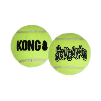 Twee neongele tennisachtige hondenspeeltjes, de één bedrukt met 'KONG' en de ander met 'SQUEAKAIR'.