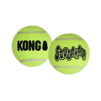 Zwei neongelbe, tennisartige Hundebälle, einer mit der Aufschrift 'KONG', der andere mit 'SQUEAKAIR'.