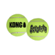 Deux balles de chien style tennis jaune néon, l'une imprimée « KONG » et l'autre « SQUEAKAIR ».