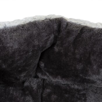 Eine Nahaufnahme eines weichen, plüschigen Hundebettes mit einem dunkelgrauen Innenraum und hellgrauem Rand, das seine gemütliche Textur zeigt.