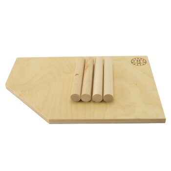 Holzspielzeugplattform für Haustiere mit vier zylindrischen Holzstäben, mit einem Logo in der Ecke.