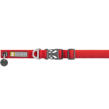 Roter Hundehalsband von Ruffwear mit einer stabilen Schnalle, verstellbarem Riemen und einem Metallschild mit dem Ruffwear-Logo.